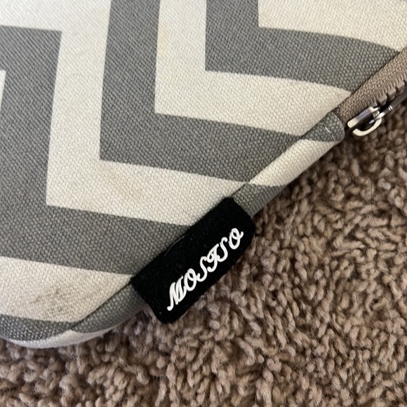 📦 Zig Zag Padded & Soft Lined 13” -15” Laptop Case - Picture 2 of 3